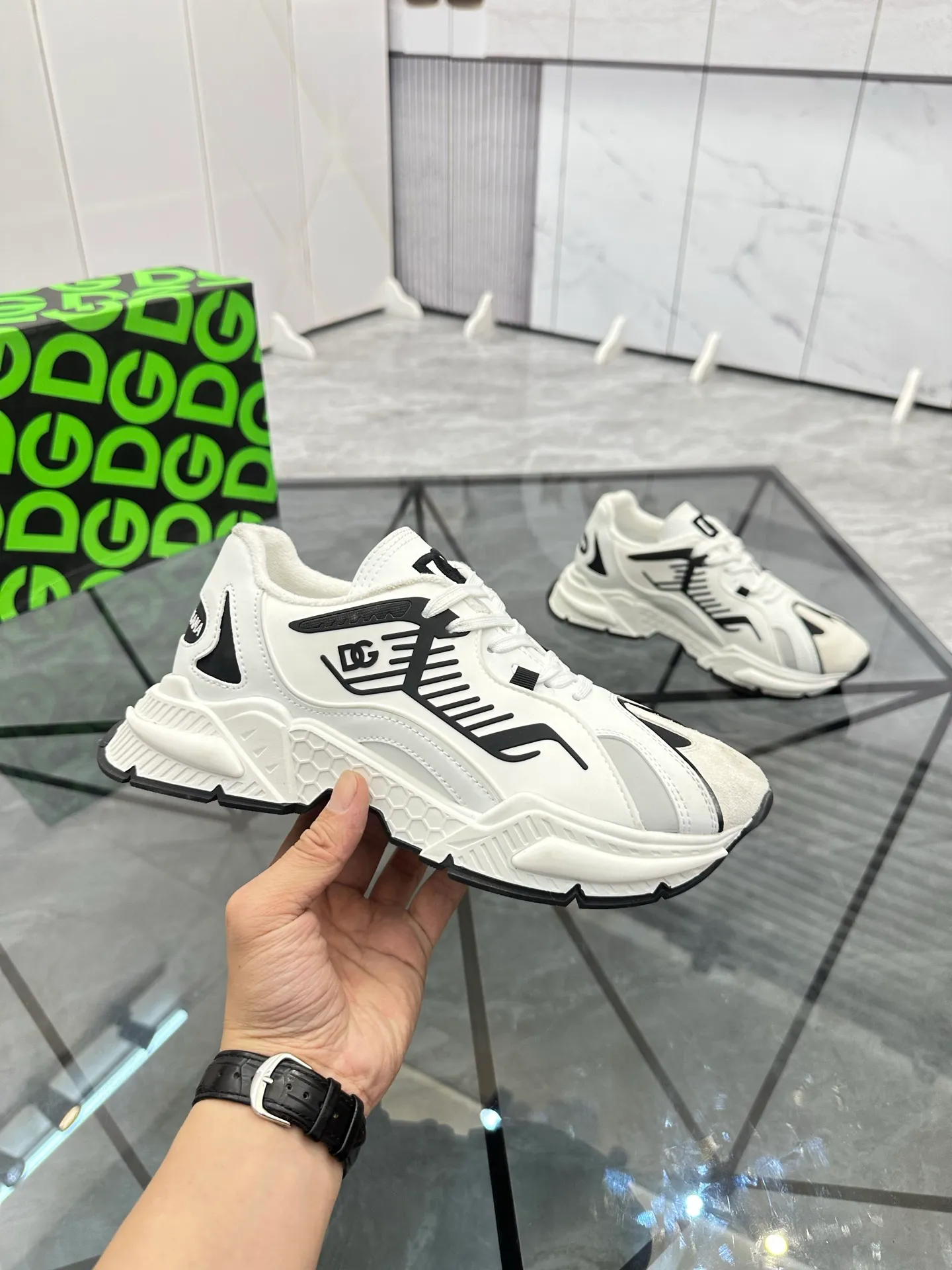 Men's shoes: 💰P560¥ Product trademark: DG "Dolce & Gabbana" low-top casual shoes Regular size: 35-44 (can be customized to 45.46) Couple style Product materials: Upper imported cowhide stitching original material, breathable lining, original outsole. Number: 803
